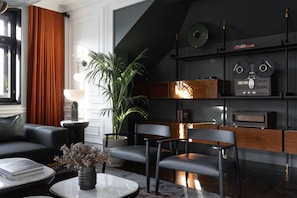 Neljän hengen elite-huone | Oleskelualue | 60–tuumainen LCD-televisio, jossa satelliittikanavat