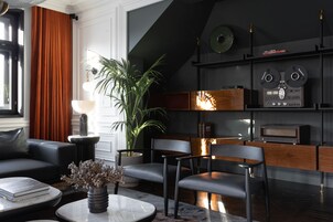 Quarto quádruplo elite | Área de estar | TV LCD 60 polegadas com canais via satélite, TV