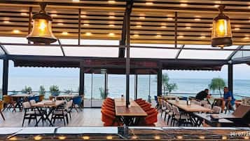 Free daily cooked-to-order breakfast