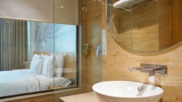 Deluxe Double Room | Bathroom | Towels