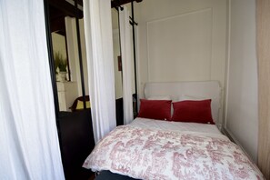 2 bedrooms, WiFi - COMPLETE ACCOMMODATION IN A PRIVATE RESIDENCE BY THE BEACH (VAUX SUR MER)