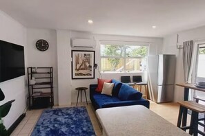 Living area - Coromandel Town Harbourside 29B ~ Boat Parking ~ Central Location (Coromandel)