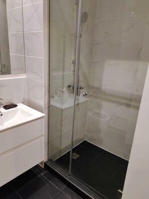 Combinazione doccia/vasca, vasca idromassaggio, asciugacapelli, bidet