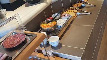 Petit déjeuner buffet (11.0 EUR par personne)