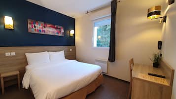 Desk, soundproofing, free WiFi, bed sheets