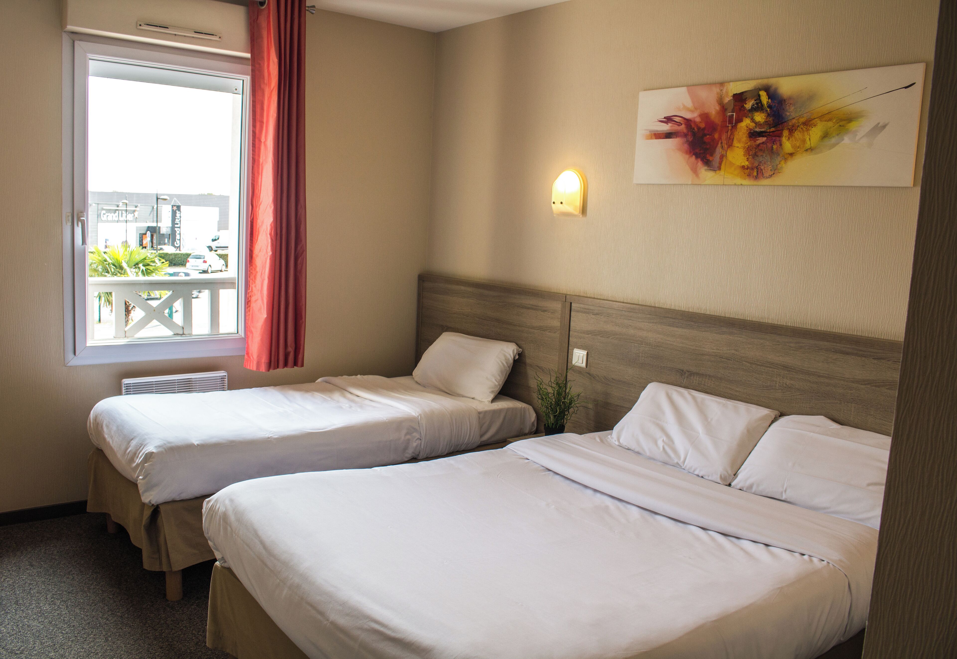 desk, soundproofing, free wifi, bed sheets