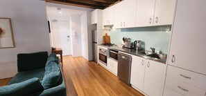 Fridge, microwave, oven, stovetop - Central New York-Style Loft with parking - Inner City Apartment - Chippendale (Chippendale)