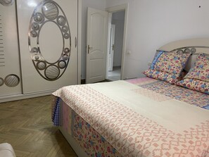 3 chambres, fer et planche à repasser, accès à Internet