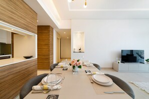Deluxe-Apartment, 1 Schlafzimmer, Nichtraucher | Essbereich im Zimmer