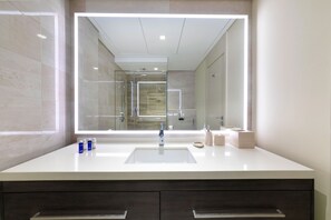 Deluxe Apartment, 1 Bedroom, Non Smoking | Bathroom | Free toiletries, hair dryer, bidet, towels