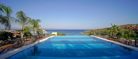 Una piscina cubierta, una piscina al aire libre