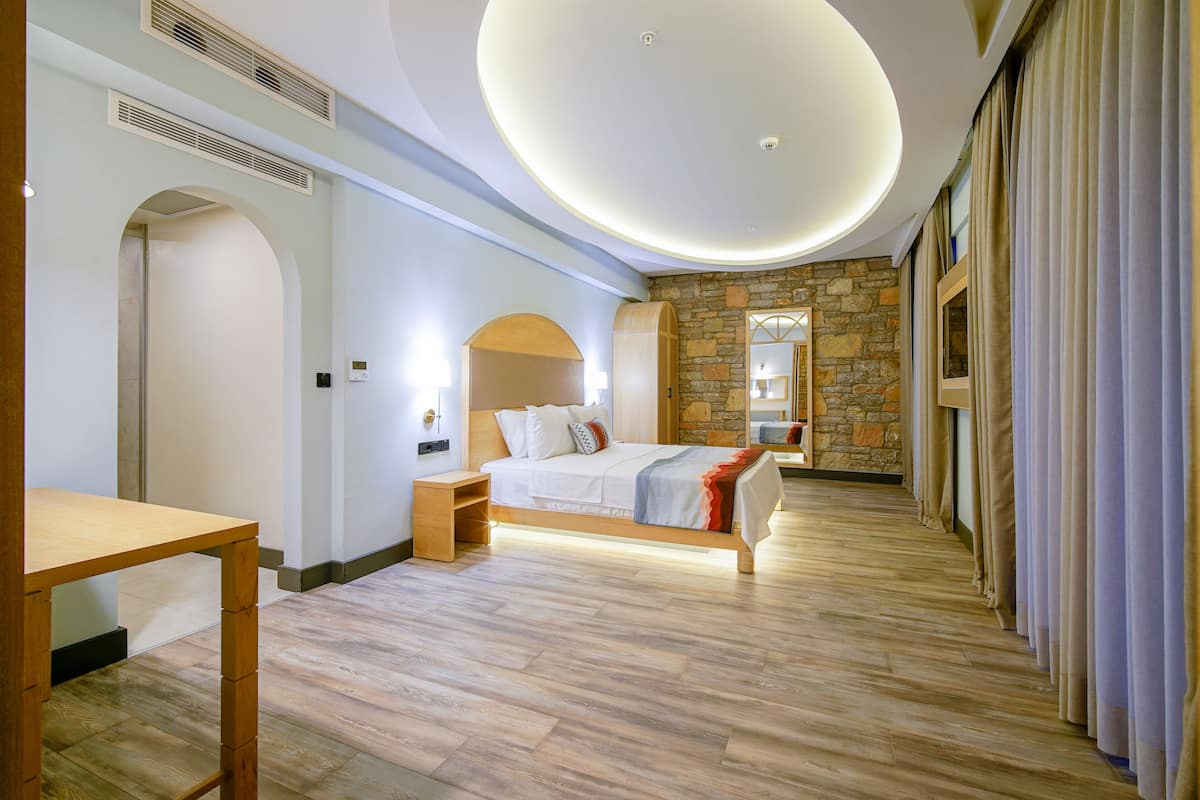 room, 1 king bed, sea view, sea facing | 1 bedroom, premium bedding, down duvets, minibar