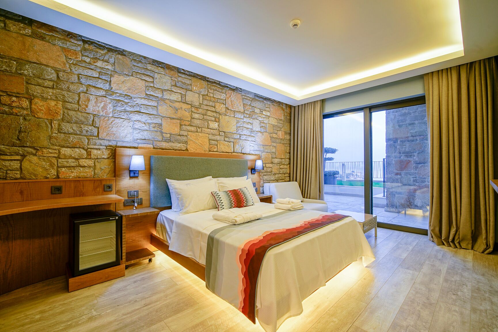 superior room, 1 king bed, accessible, partial sea view | 1 bedroom, premium bedding, down duvets, minibar