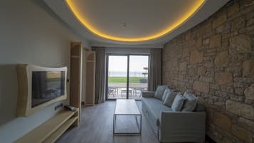 Camera, 1 letto king, patio, vista mare parziale | Area soggiorno | Smart TV 46 pollici con canali digitali, TV, Netflix