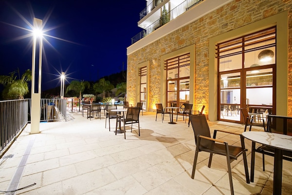 Kahvaltı, öğle yemeği, akşam yemeği sunulur, havuz manzaralı