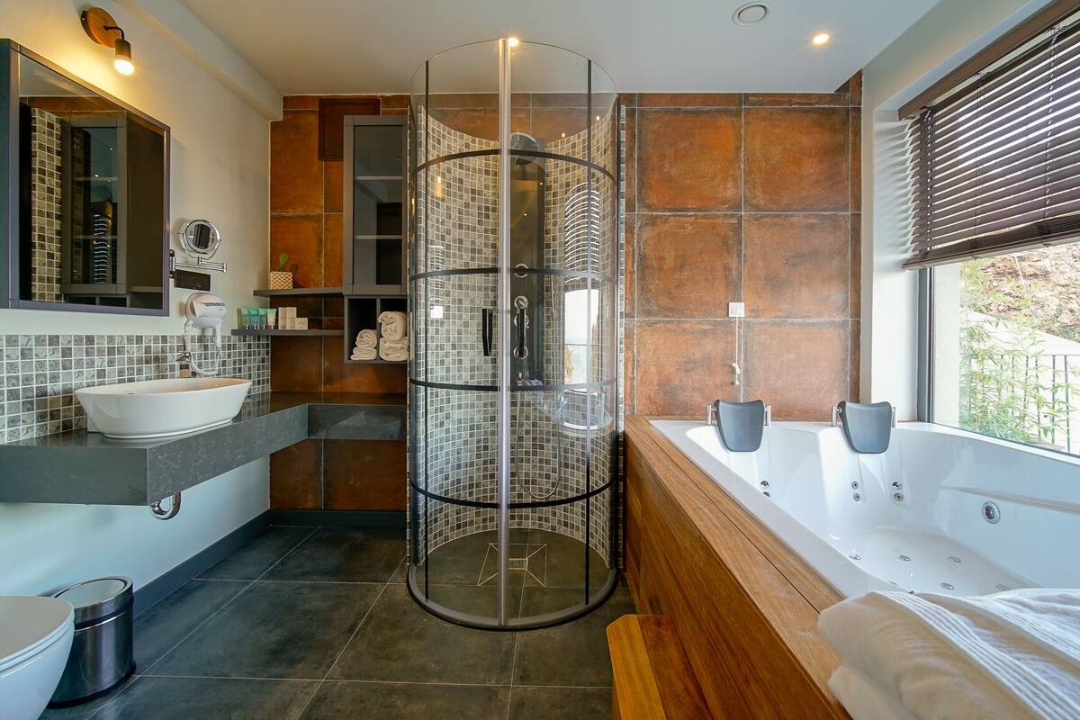 design double room, jetted tub, sea view | bathroom | free toiletries, hair dryer, slippers, towels