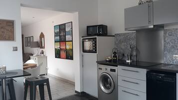 Een koelkast, een microgolfoven, een oven, een kookplaat