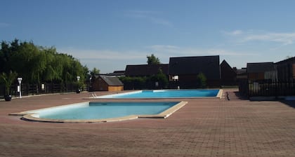 Gemütliches 4-Zimmer-Chalet in Cabourg mit großem Garten und Gemeinschaftspool