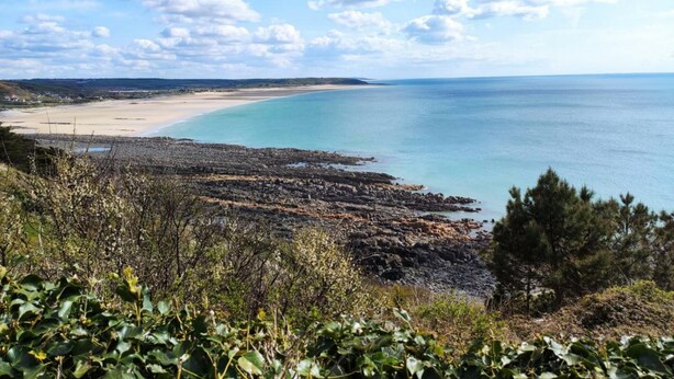 A coastal landscape with a beach, rocky shoreline, and vegetation. - Charming house 1km from Sciotot beach (Les Pieux)