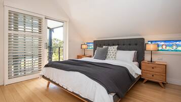 5 bedrooms, desk, iron/ironing board, travel crib