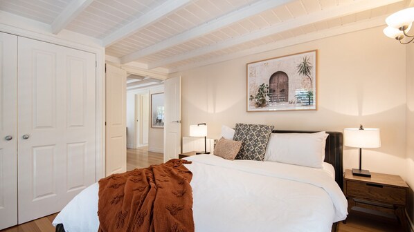 5 bedrooms, desk, iron/ironing board, travel crib - Bonview Beach Boy with pool on the park (Somers)