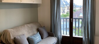 Cabourg: Renovated 2-Room Apartment Near Beach & Spa, Sleeps 4, Free WiFi, Baby Gear Included