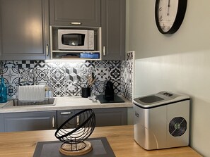 Kylskåp, mikrovågsugn, diskmaskin och kaffe- och tebryggare