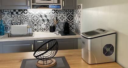 Cabourg: Renovated 2-Room Apartment Near Beach & Spa, Sleeps 4, Free WiFi, Baby Gear Included