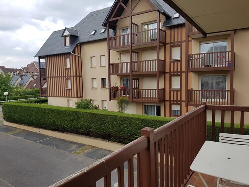 Cozy 2-Room Apartment Near Beach & Town Center - Quiet, Green Setting with Private Parking!