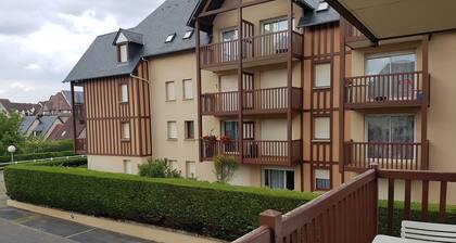 Cozy 2-Room Apartment Near Beach & Town Center - Quiet, Green Setting with Private Parking!