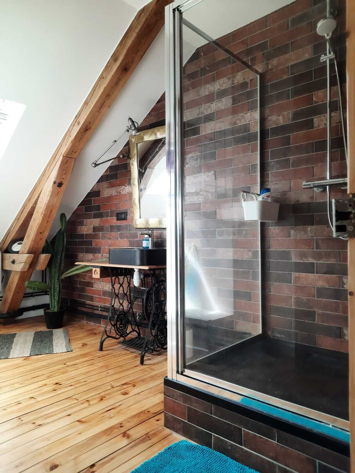 Douche, sèche-cheveux, serviettes fournies, savon