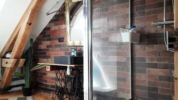 Een douche, een haardroger, handdoeken, zeep