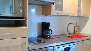 Kaffetrakter/tekoker, kjøleskap, mikrobølgeovn og kokeplater