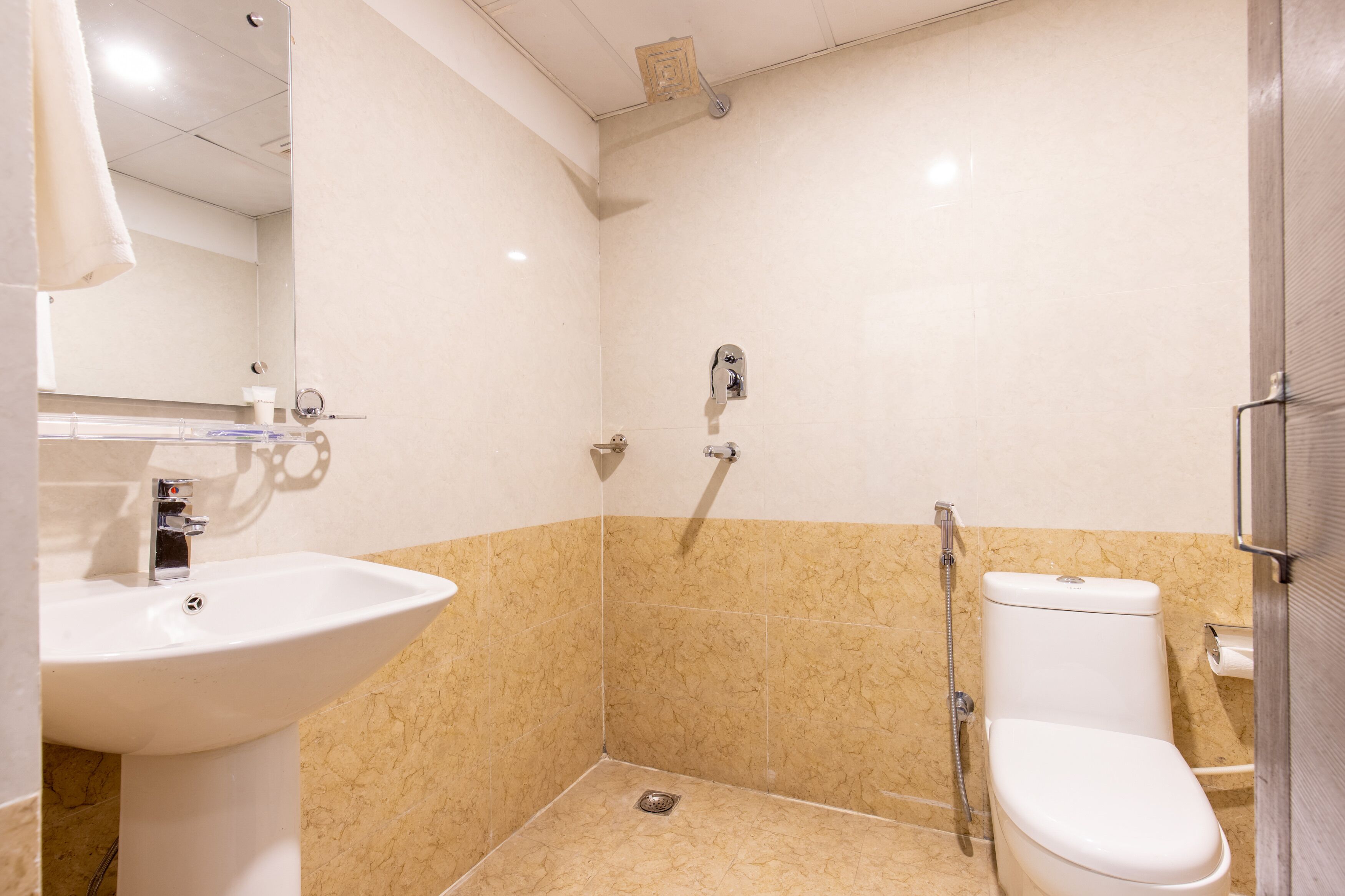 Un baño con lavamanos, inodoro y ducha.