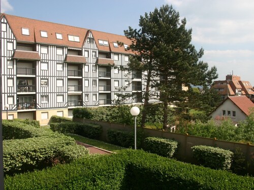 Seaside 1-BR Apartment with Balcony, 70m from Beach, Sleeps 5