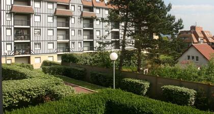 Seaside 1-BR Apartment with Balcony, 70m from Beach, Sleeps 5