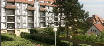 Seaside 1-BR Apartment with Balcony, 70m from Beach, Sleeps 5