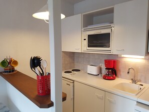 Kühlschrank, Mikrowelle, Ofen, Herdplatte