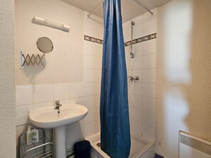 Bathroom - 4-room duplex with pool, garden and parking in Dives-sur-Mer (Dives-sur-Mer)