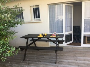 Outdoor dining - Central Apartment with Terrace, Close to Beach, Pets Allowed (Merville-Franceville-Plage)