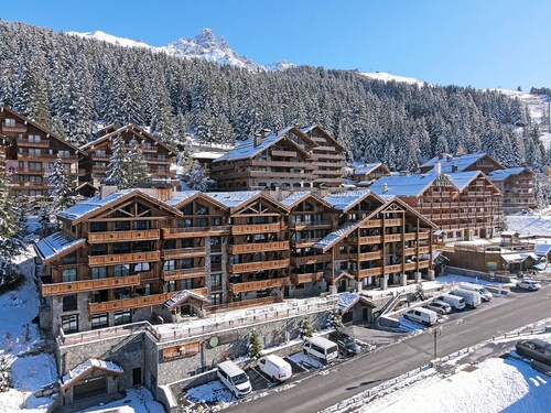 Stylish Méribel Apartment - ski-in/ski-out, fireplace & parking