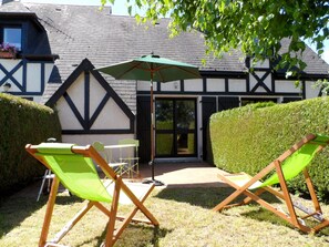 Terrace/patio - Charming Norman Cottage with Garden, Pool & Tennis near Cabourg Racetrack (Cabourg)