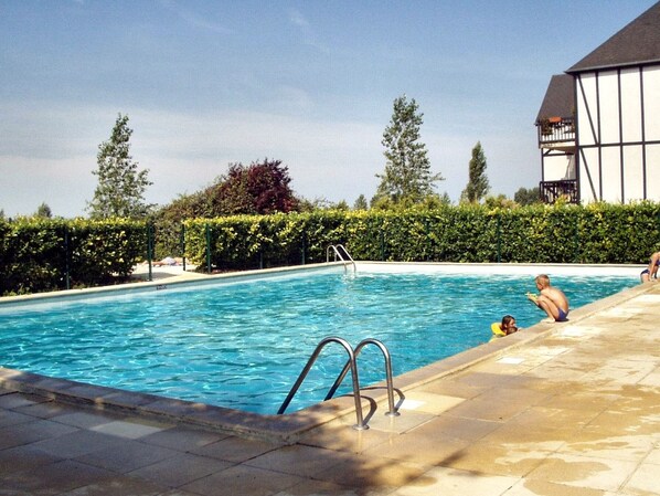 Pool - Charming Norman Cottage with Garden, Pool & Tennis near Cabourg Racetrack (Cabourg)