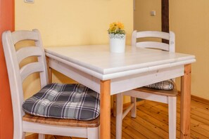 Dining - Modern studio in Zinnowitz with garden - perfect for two! (Zinnowitz)