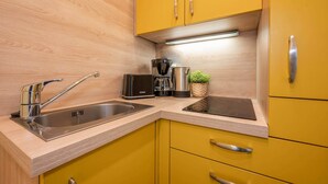 Coffee/tea maker, fridge, stovetop, dishwasher - Modern studio in Zinnowitz with garden - perfect for two! (Zinnowitz)