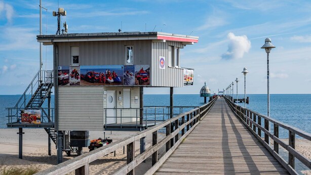 A pier leading to a lifeguard tower with a view of the sea. - Modern studio in Zinnowitz with garden - perfect for two! (Zinnowitz)