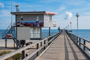A pier leading to a lifeguard tower with a view of the sea. - Modern studio in Zinnowitz with garden - perfect for two! (Zinnowitz)