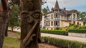A historic building with a turret and a tree with carvings. - Modern studio in Zinnowitz with garden - perfect for two! (Zinnowitz)