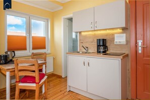 Kühlschrank, Herdplatte, Wasserkocher mit Kaffee-/Teezubehör, Toaster