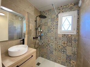 Bathroom - Sainte-Maxime: 3P climatisé, piscine, jardin, parking, près commerces & Aqualand (Sainte-Maxime)